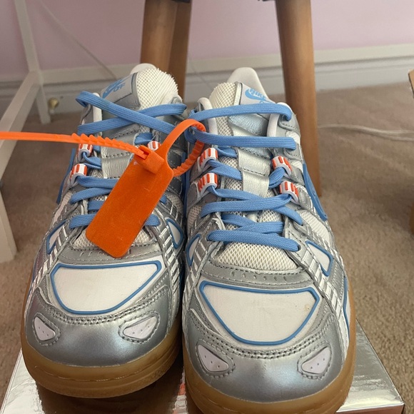 Nike x Off-White UNC Dunks - Picture 4 of 5